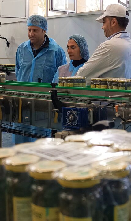 Imagen de la consejera Sara Rubira durante la visita a las instalaciones de la empresa Agrucapers en Águilas. (CARM)
