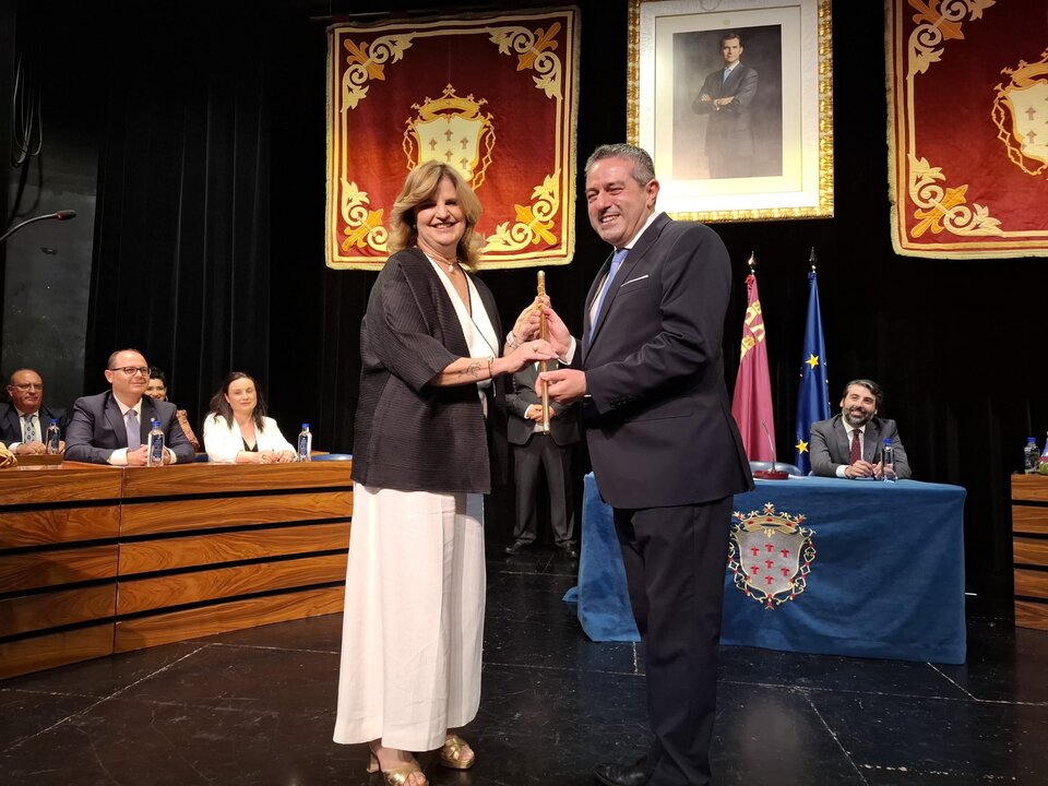 La nueva alcaldesa recibiendo el bastón de mando de manos de su antecesor, Joaquín Buendía. (Ayuntamiento de Alcantarilla)
