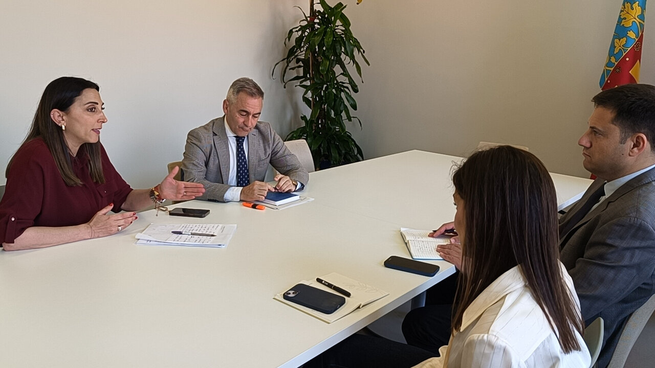 Imagen de la reunión en la que participó la consejera de Agricultura. (CARM)