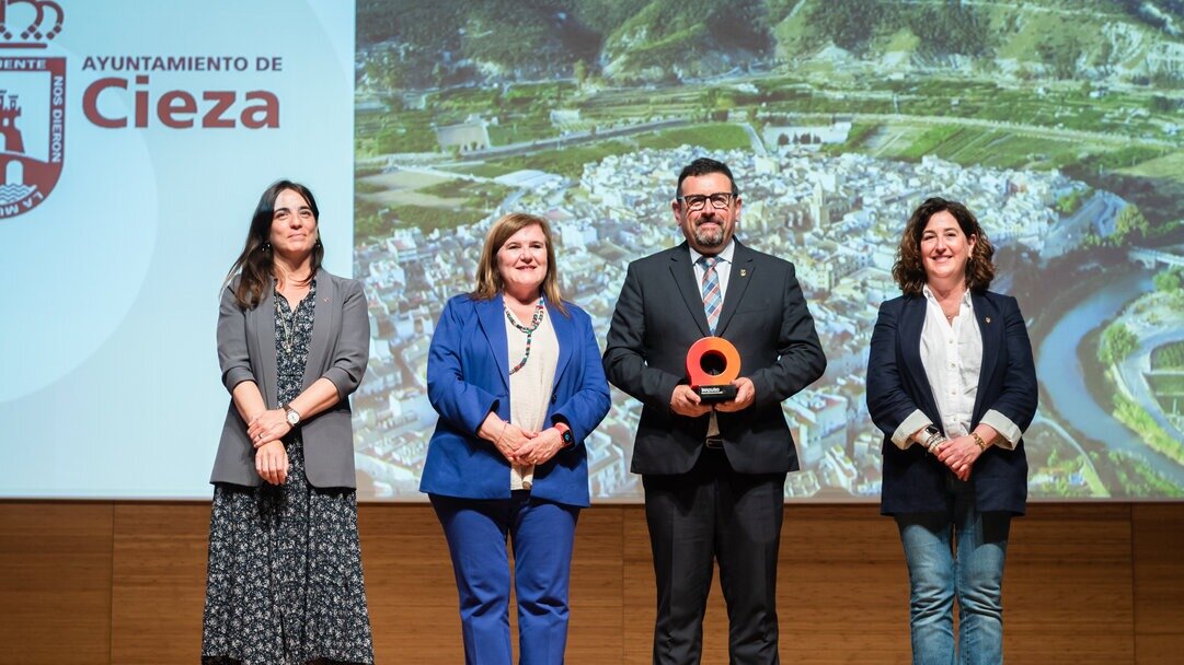 Cieza recibe el reconocimiento. (Ministerio de Ciencia)