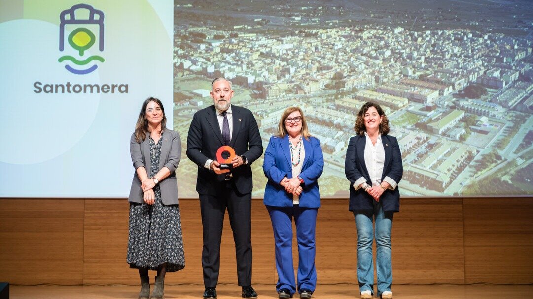 Santomera recibe el distintivo. (Ministerio de Ciencia)