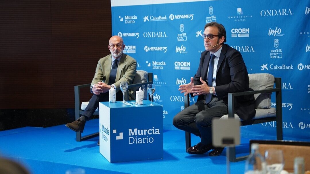 El director del periódico y el ponente durante el el turno de preguntas. (Raúl Alcántara)
