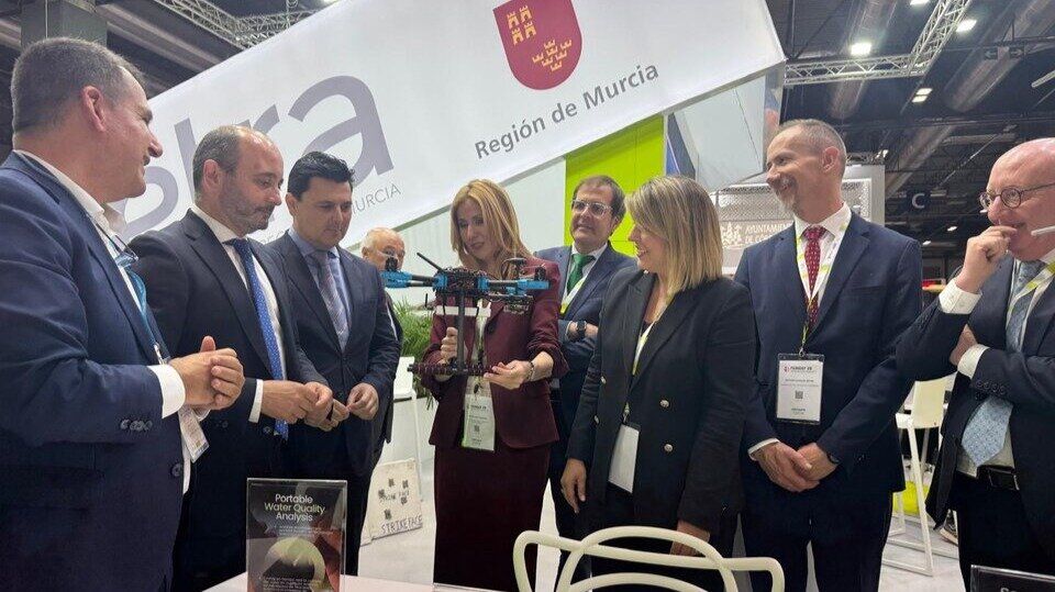 Miembros del Gobierno regional y la delegación cartagenera en la Feria Internacional de Defensa y Seguridad de España. (CARM)