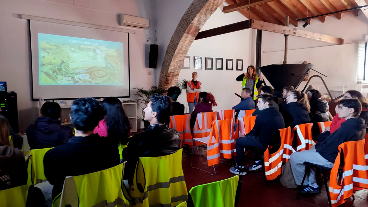 Escolares y ciudadanos durante una sesión formativa en el Complejo Ambiental de Cañada Hermosa, donde aprenden sobre economía circular, gestión de residuos y sostenibilidad. (Prezero)