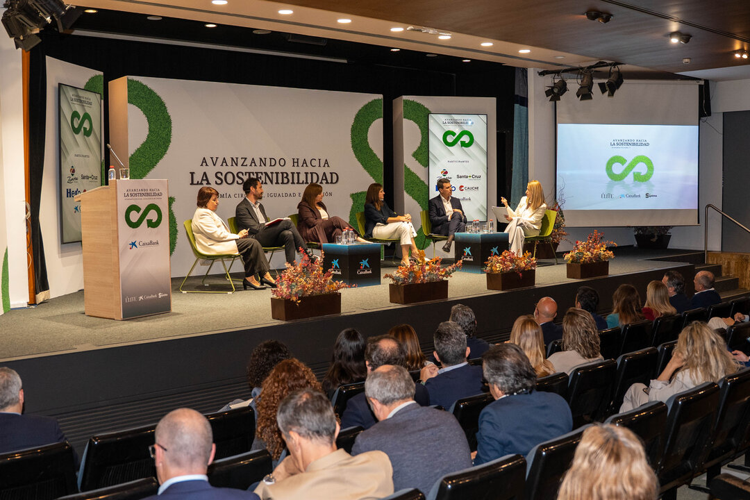 Fotografía de la primera mesa redonda. (Raúl Alcántara)