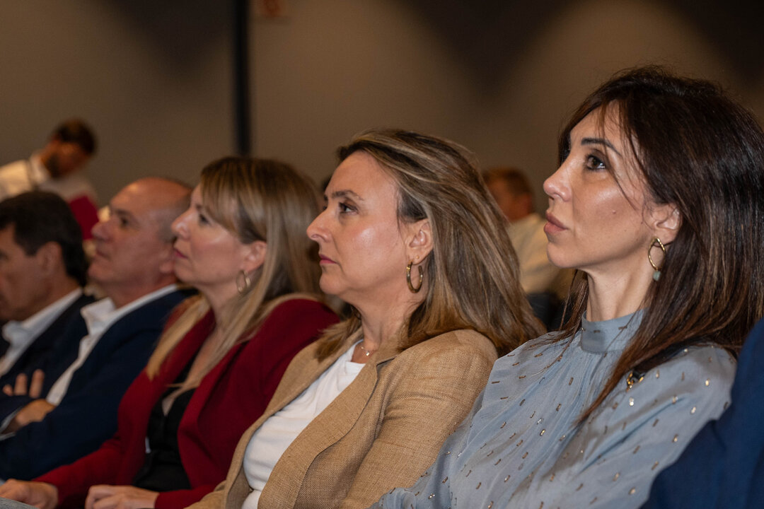 Imagen de la consejera Conchita Ruiz junto a la presidenta de la Cámara de Comercio de Murcia, Miryam Fuertes, y la directora de Élite Murcia, Concha Alcántara. (Raúl Alcántara)