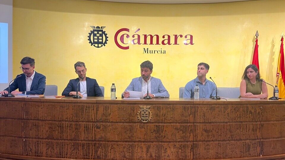 Última mesa redonda de la jornada de la UMHC en la Cámara de Murcia. (UMHC)