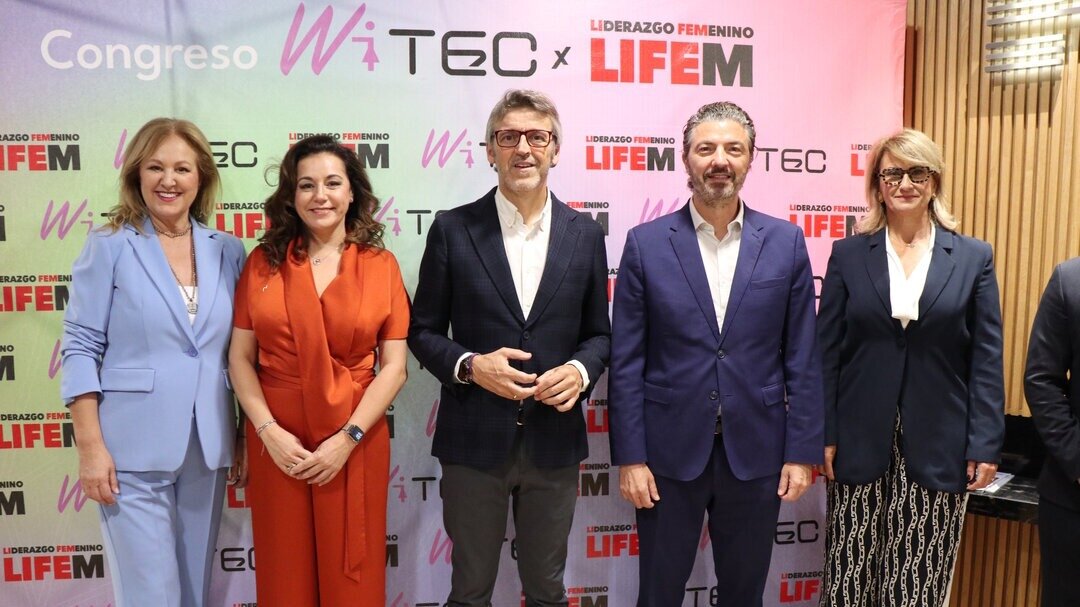 Foto de familia durante el evento. (CARM)