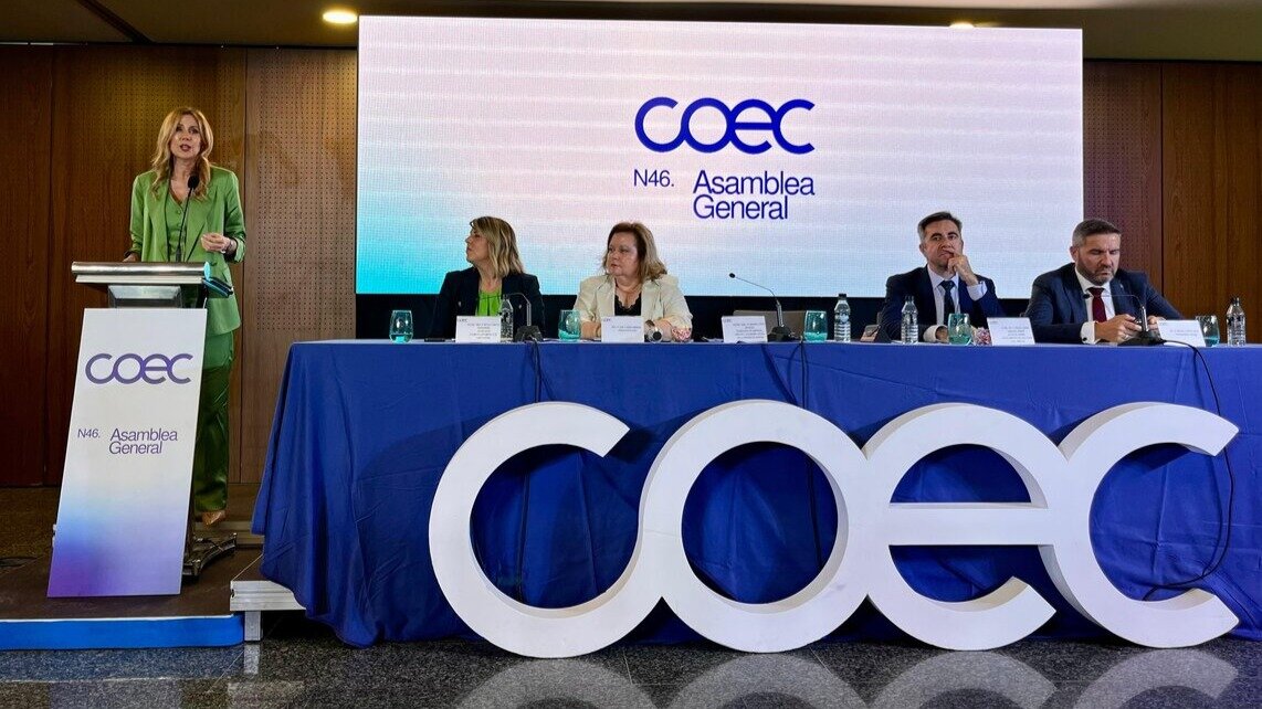 La consejera de Empresa, Marisa López, durante su intervención en la Asamblea General de COEC. (CARM)