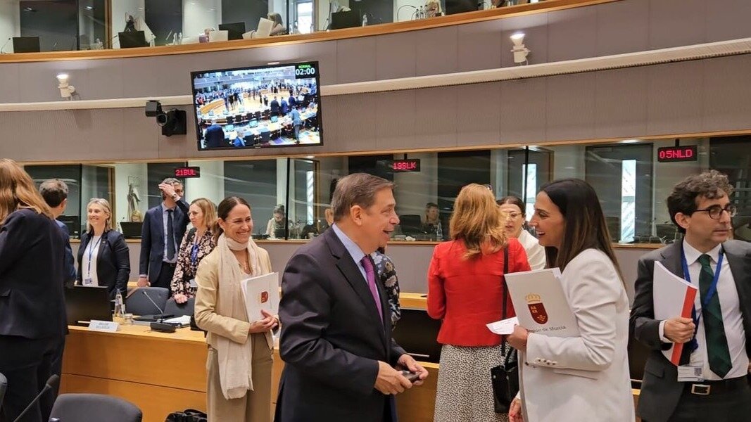 La consejera Sara Rubira con el ministro de Agricultura, Luis Planas, al inicio de la reunión del Consejo Europeo de Agricultura y Alimentación celebrado en Bruselas. (CARM)