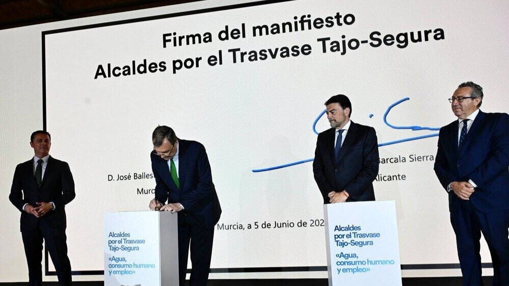 Imagen durante la firma del manifiesto. (Ayuntamiento de Murcia)