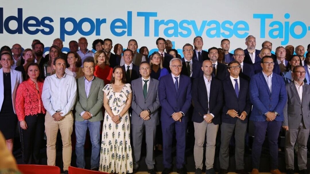 Alcaldes en el acto en defensa del trasvase Tajo-Segura en Murcia. (Ayuntamiento de Cartagena)