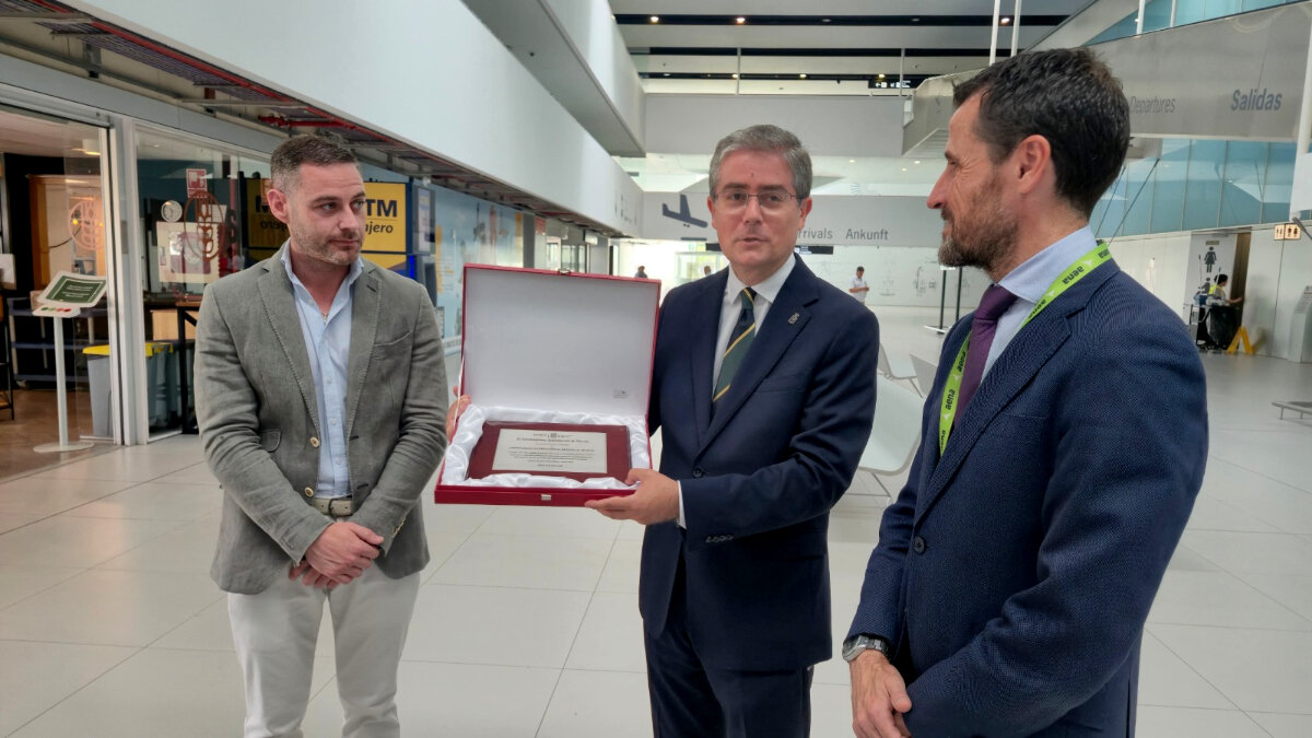 El concejal de Deportes del consistorio murciano, Miguel Ángel Noguera, y el concejal de Turismo y Comercio, Jesús Pacheco, junto con el director del Aeropuerto de Corvera, Carlos San Martín. (Ayuntamiento de Murcia)