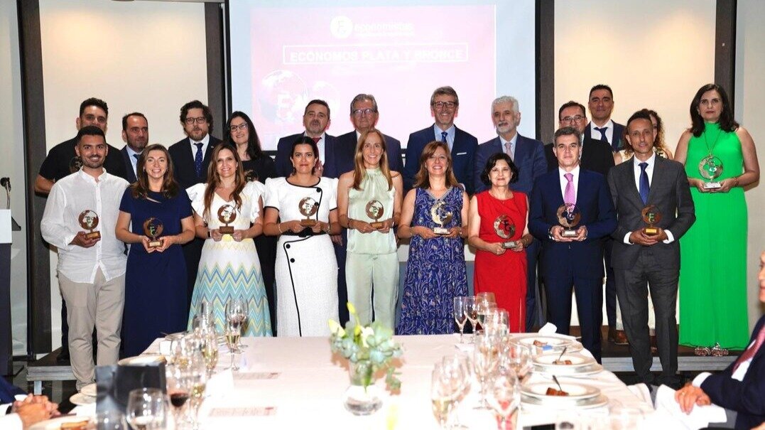 Imagen de familia de los reconocidos por el Colegio de Economistas. (Colegio de Economistas de la Región)