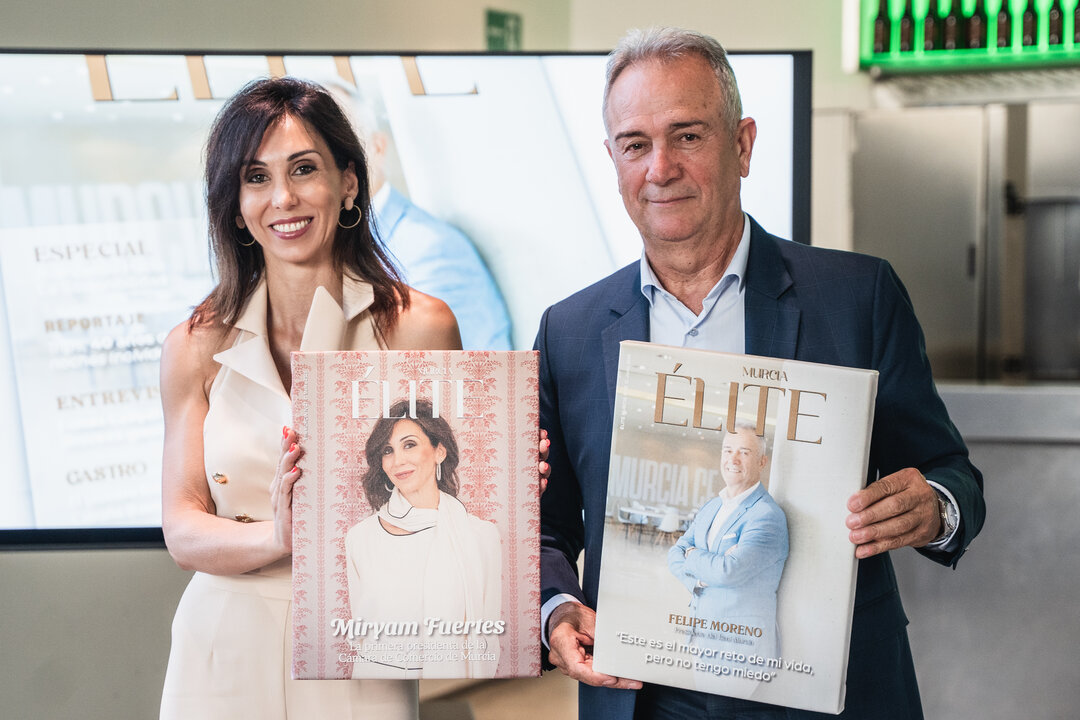 Myriam Fuertes y Felipe Moreno posando con el obsequio. (Raúl Alcántara)