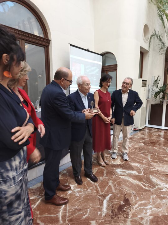 Fotografía de Tomás Zamora posando con el galardón. (Círculo de Economía)