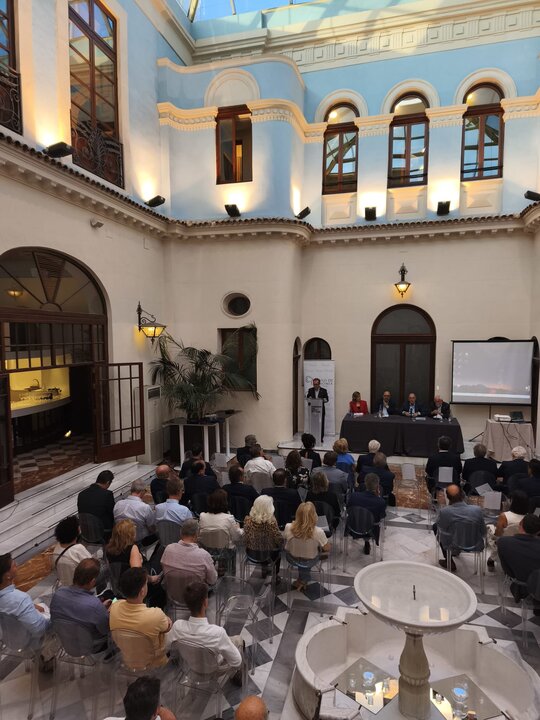Imagen del evento con algunos de los asistentes. (Círculo de Economía)