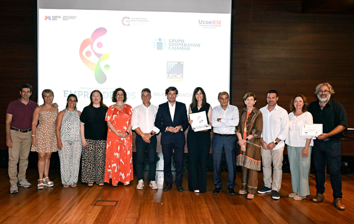 Directivos de Grupo Cajamar y UECOE junto a representantes de los colegios premiados. (Cajamar)