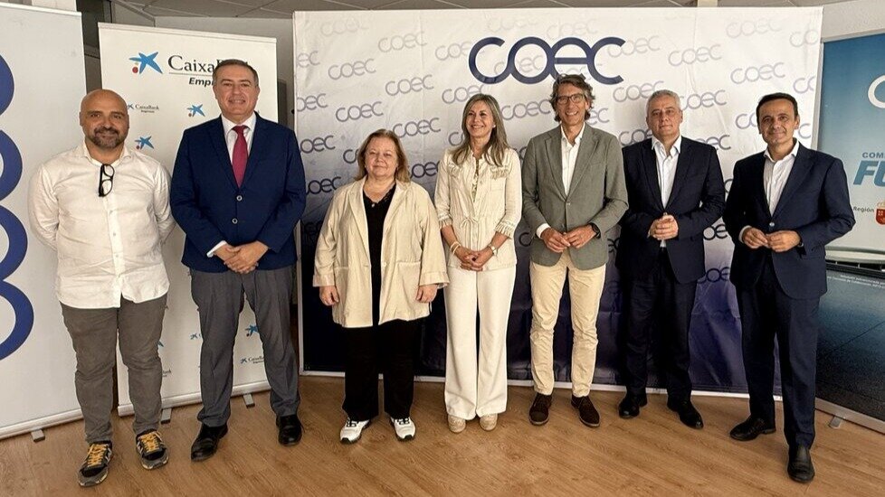 Imagen de familia tras la firma del convenio de colaboración entre CaixaBank y COEC. (CaixaBank)