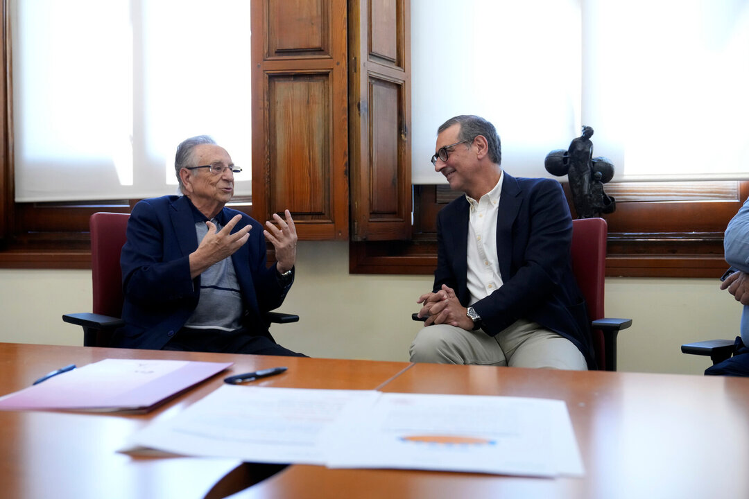 Tomás Fuertes, presidente de Grupo Fuertes, y José Luján, rector de la UMU, charlan tras la renovación del acuerdo. (UMU)