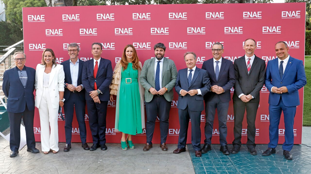 Imagen de familia de autoridades en la graduación de ENAE. (ENAE)