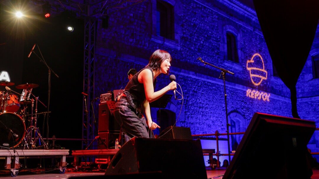 Uno de los conciertos de La Mar de Músicas con el logo de Repsol de fondo. (Repsol)