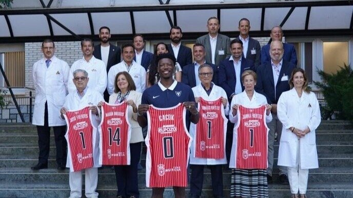 Ambos equipos directivos del UCAM CB Murcia y ElPozo Alimentación, junto al nuevo fichaje, Devontae Cacok. (El Pozo)