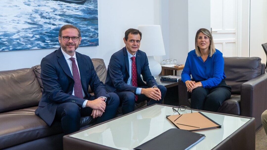 La alcaldesa, Noelia Arroyo, con Rafael Quesada y Antonio Mestre, de Repsol. (Ayuntamiento de Cartagena)