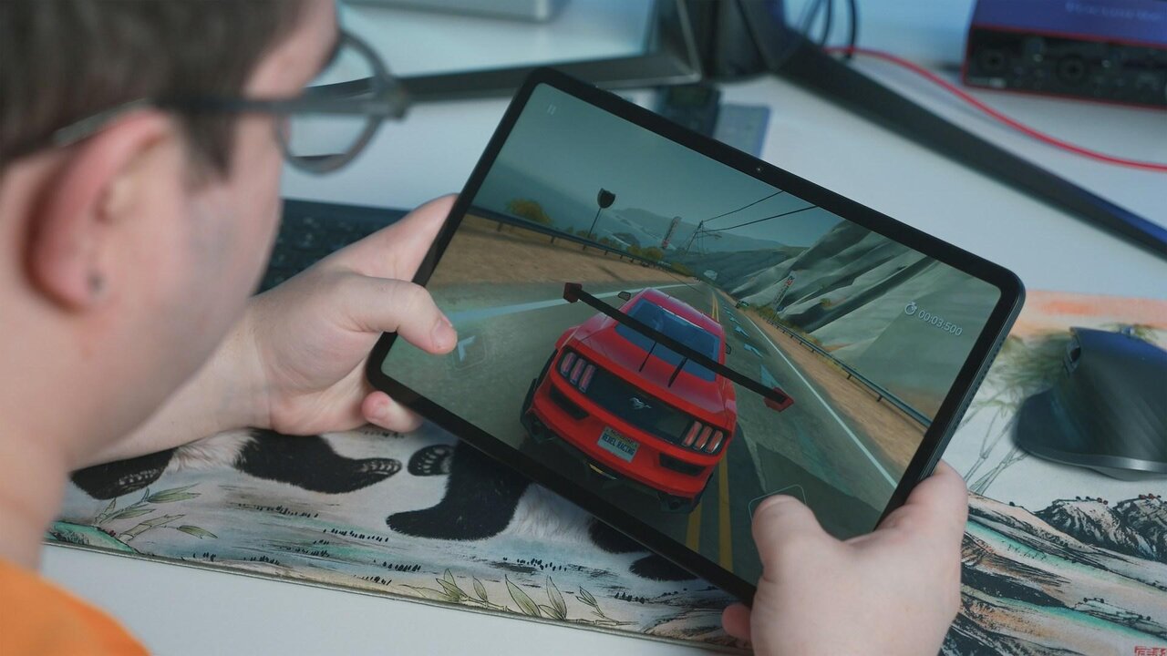 Joven jugando en una Tablet