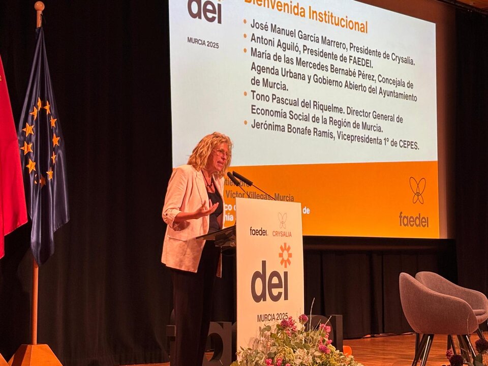 Mercedes Bernabé aportando los datos de inserción laboral correspondientes a 2024. (ayuntamiento de Murcia)