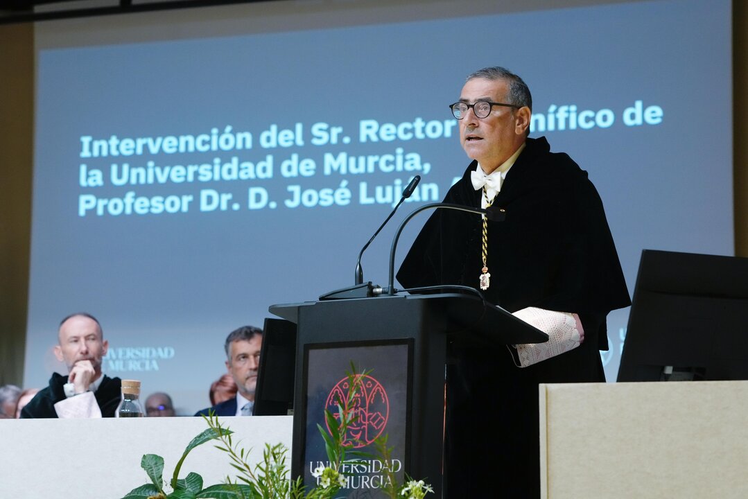 El rector Luján durante su discurso. (UMU)