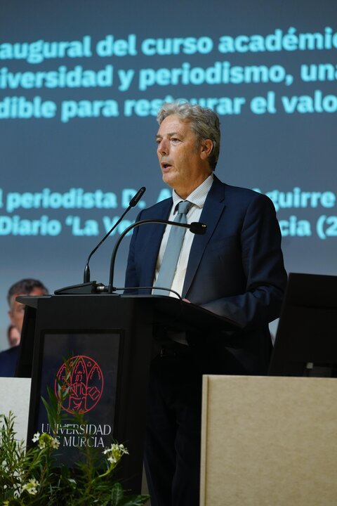 Alberto Aguirre en la lectura de la lección inaugural. (UMU)