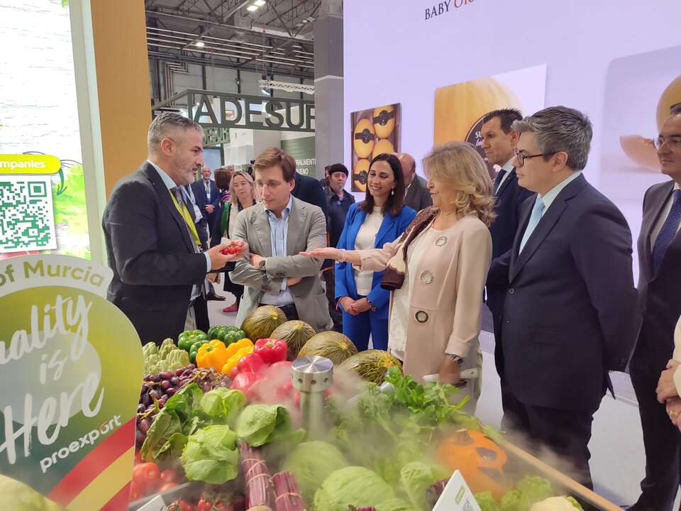 José Luis Martínez Almeida, alcalde de Madrid, en el stand de Proexport durante la pasada edición. (Proexport)