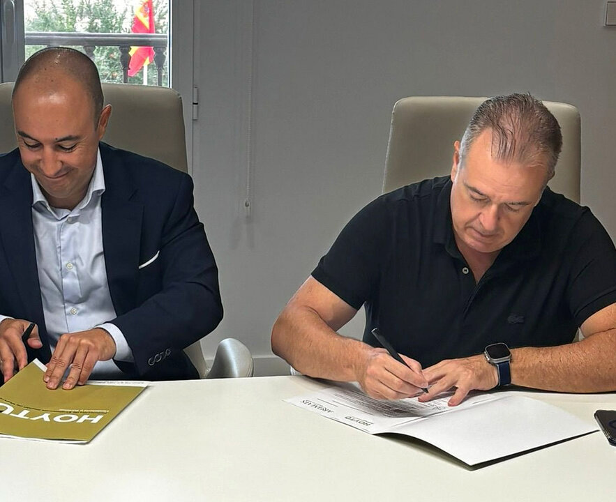Fotografía durante la firma del acuerdo. (HoyTú)