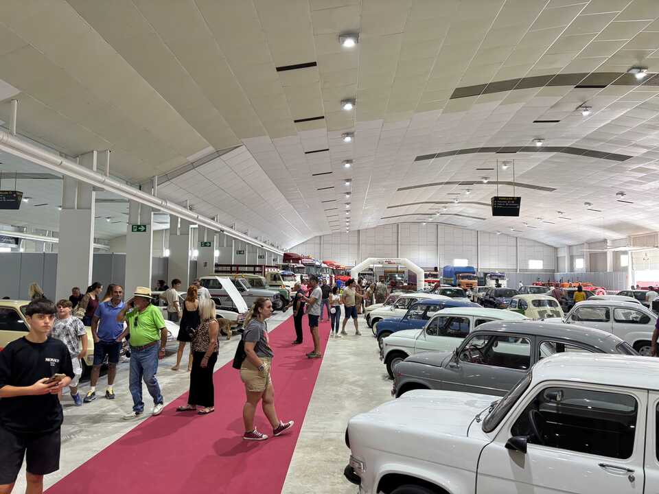 Personas visitando la feria RETROAUTO. (Ifepa)