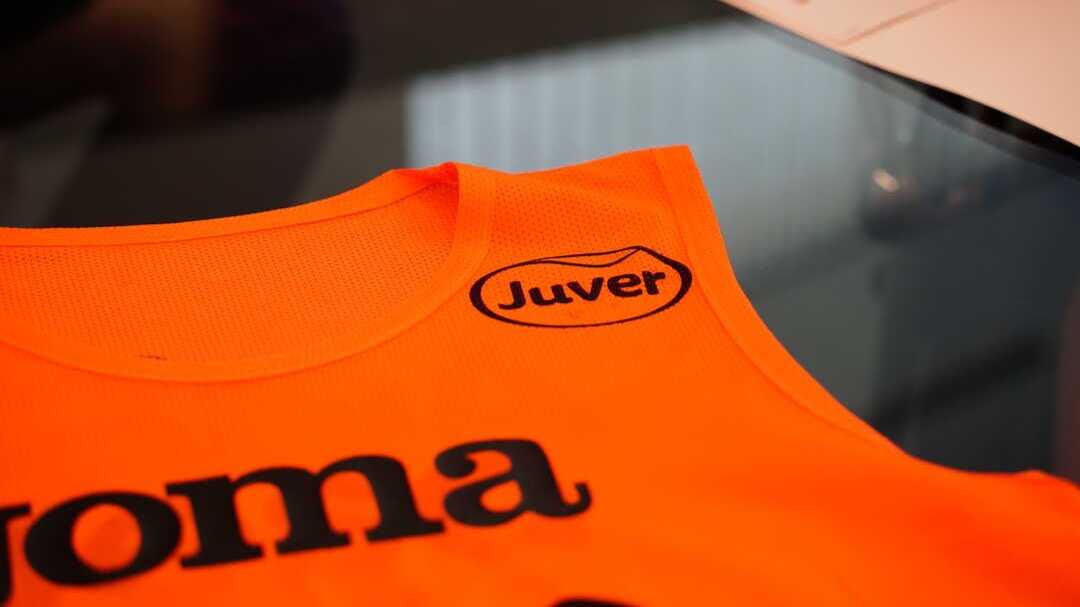 Imagen del logo de Juver en un peto de entrenamiento del Real Murcia. (Juver Alimentación)