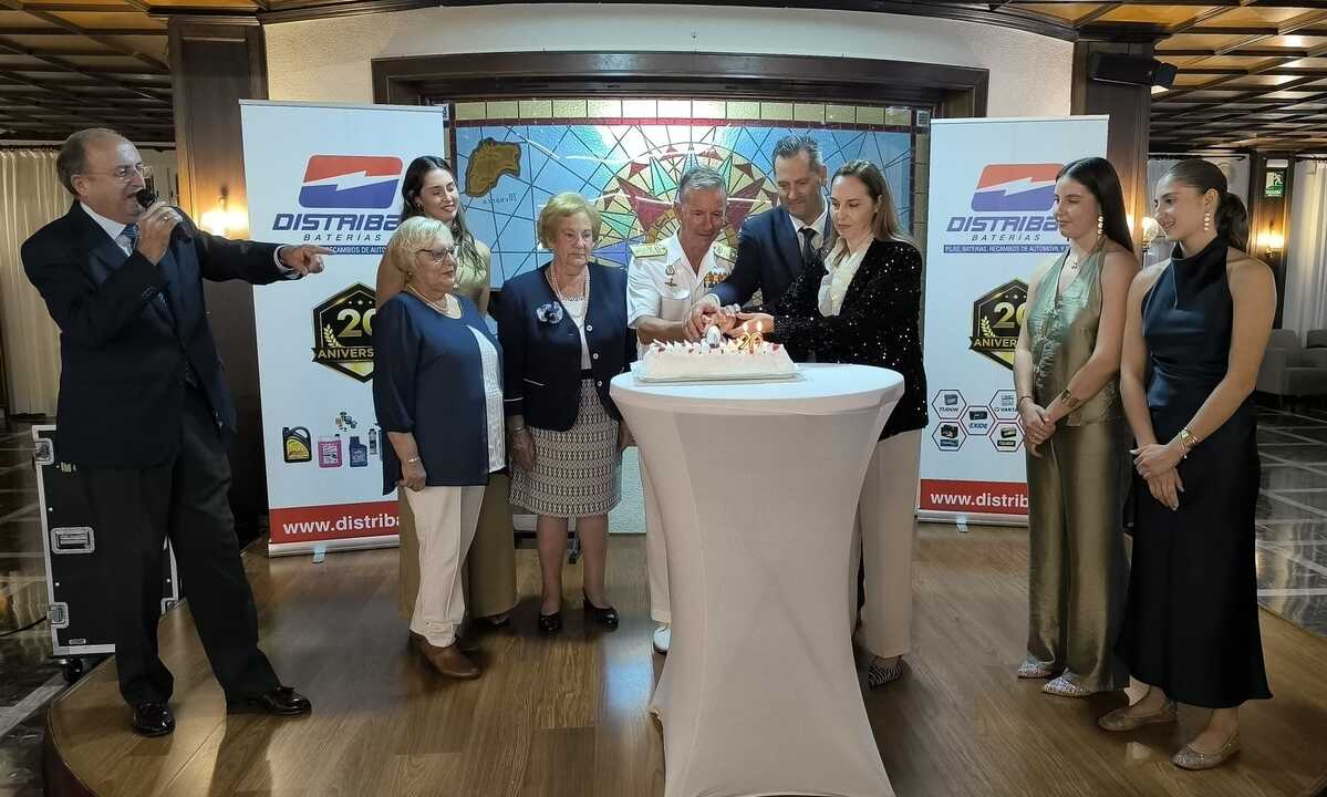 Foto durante el corte de la tarta. (JR Comunicación y Protocolo)