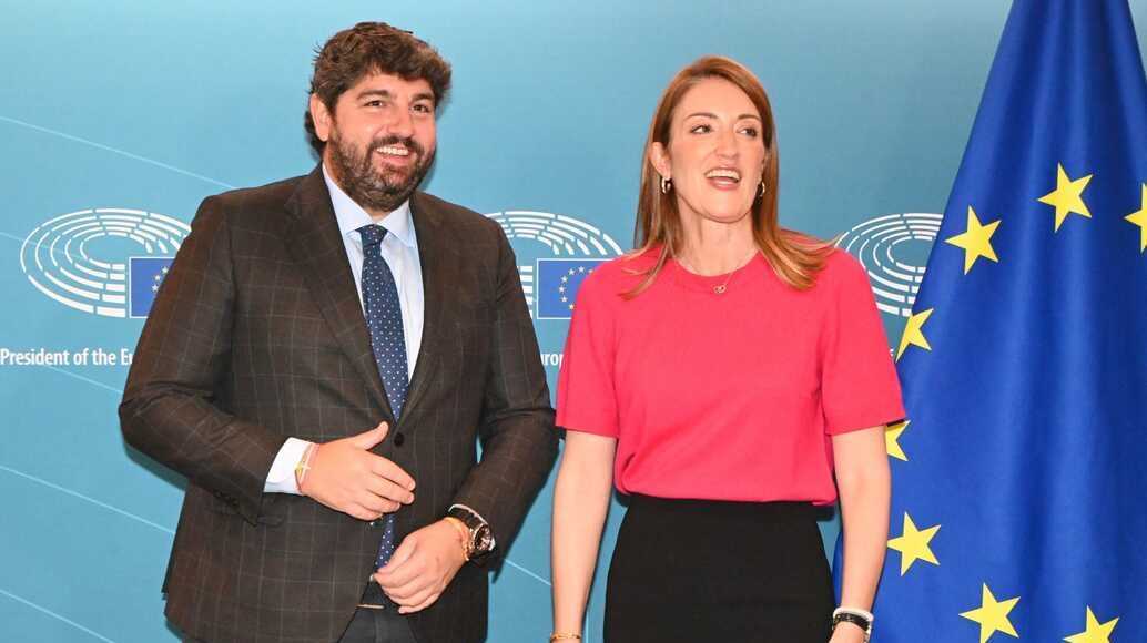 El presidente de la Región de Murcia, Fernando López Miras, con la presidenta del Parlamento Europeo, Roberta Metsola. (CARM)