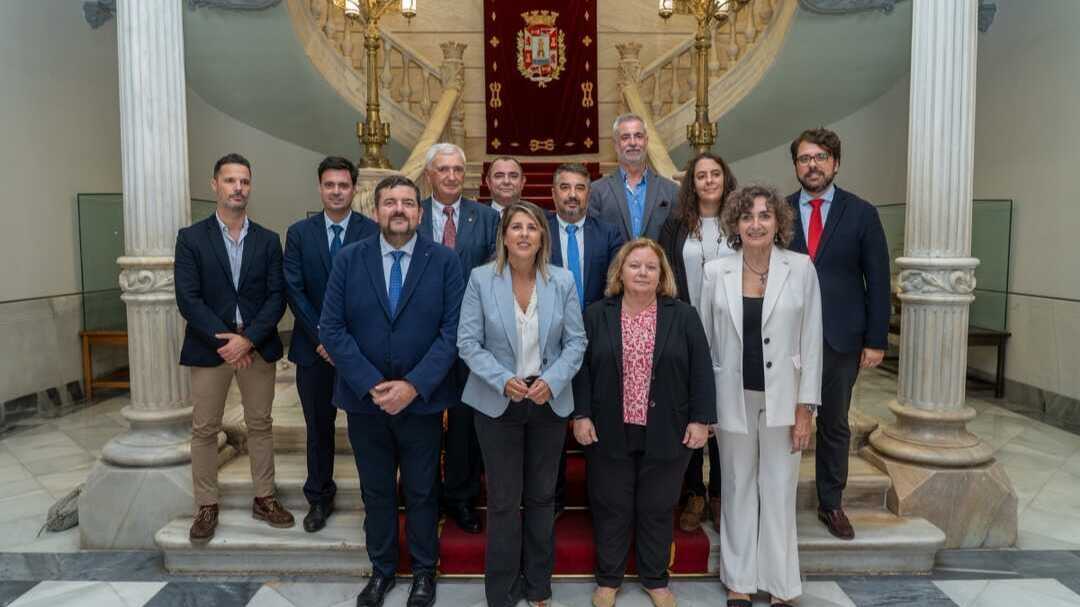 Foto de familia en el Encuentro entre las Confederaciones de Empresariales de Cádiz, Ferrol y Cartagena. (Ayuntamiento de Cartagena)