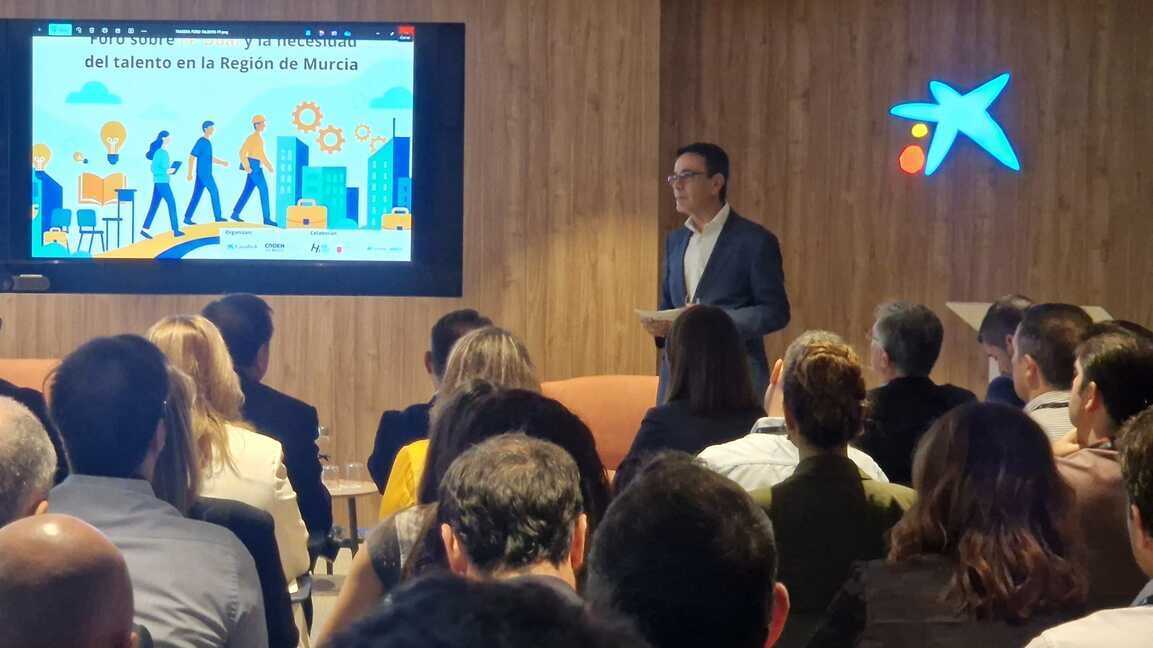 El director Región de Murcia de CaixaBank, Juan Jesús Lozano, durante su participación en el foro. (CaixaBank)