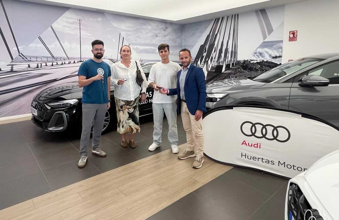 Alfonso García Calzado, jefe de ventas de Audi Huertas Motor Cartagena, hace entrega a los estudiantes y profesores de las llaves de los vehículos Audi.