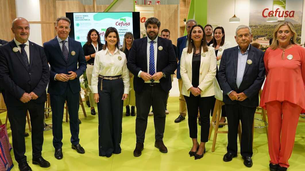 Parte del equipo de Cefusa con autoridades en el stand de la compañía en Sepor. (Grupo Fuertes)
