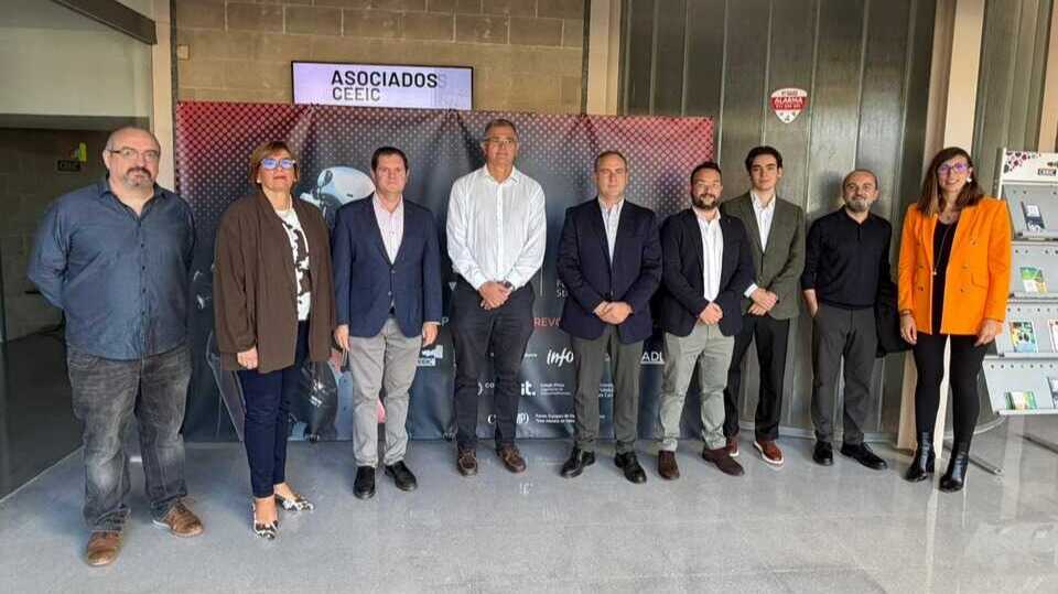 Imagen de familia durante la inauguración del programa Smart Industry 5.0 Dual. (CEEIC)
