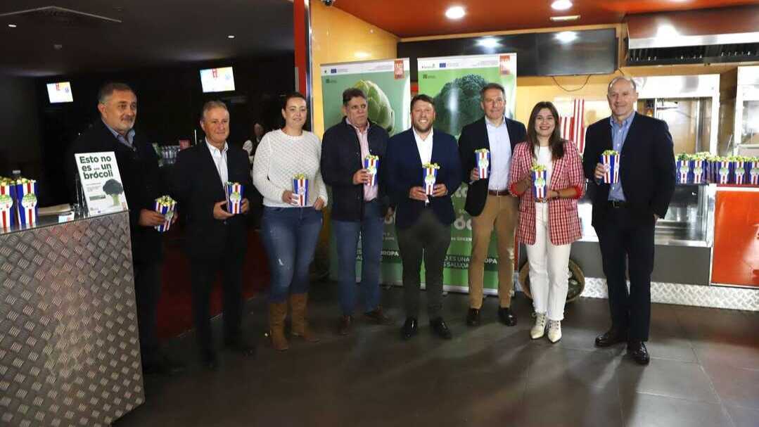 Imagen de familia durante la 'première' del spot ‘Crisis de Identidad Vegetal’. (Tactics)
