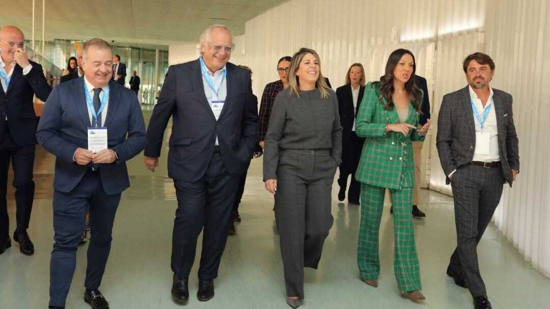 Autoridades durante la inauguración del XX Congreso de Hoteleros Españoles en El Batel. (Ayuntamiento de Cartagena)