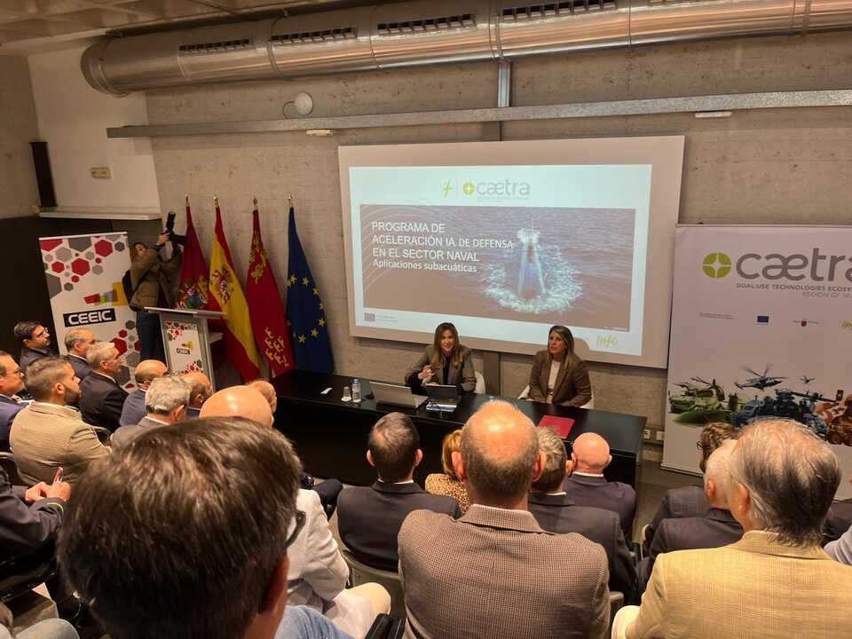 La consejera de Empresa, Empleo y Economía Social, Marisa López Aragón, junto con la alcaldesa de Cartagena, Noelia Arroyo, durante la presentación. (CARM)
