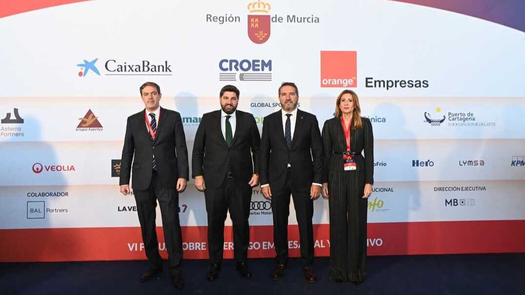 Imagen de familia en la inauguración del sexto CEO Congress Murcia. (CARM)