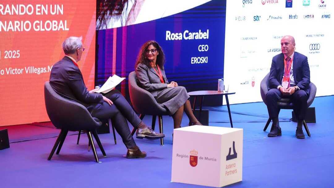 Rosa Carabel, CEO de Eroski, y Jaime de Jaraíz, presidente y CEO de LG España, durante el coloquio. (CEO Congress)