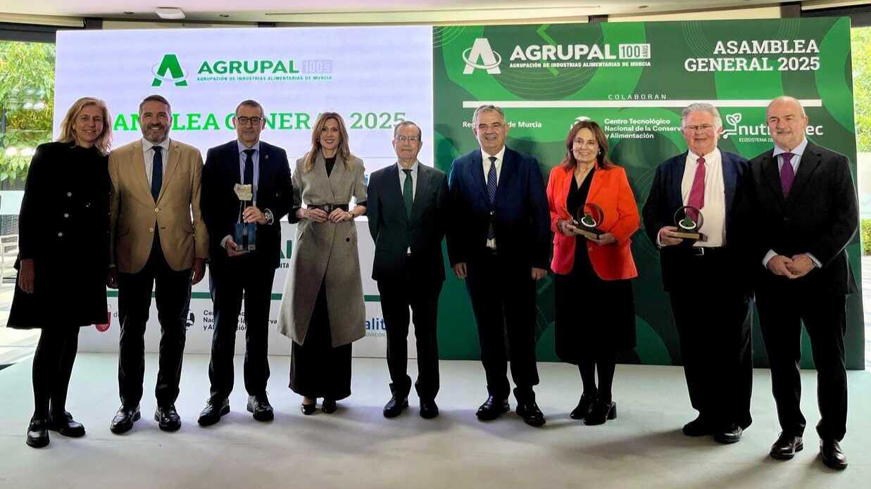 Foto de familia junto a los premiados en la Asamblea General de Agrupal 2025. (CARM)