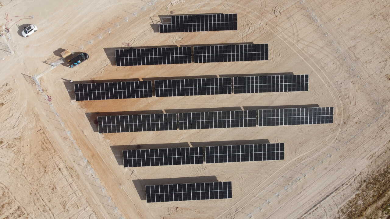 Aura Ingeniería desarrolla el primer sistema de almacenamiento para instalaciones aisladas con tecnología Sigenergy en el sur de Europa.